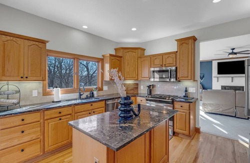 Grimes House | Luxurious Nature Retreat Sleeps 16+ Hot Tub