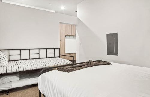 West Oak Hill Apartment | Luxurious New Unit 1Bd1Ba Pool Golf Sim