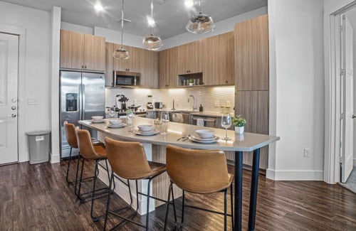 West Oak Hill Apartment | Luxurious New Unit|2Bd2Ba|Pool, Golf Sim