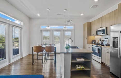 West Oak Hill Apartment | Luxurious New Unit|2Bd2Ba|Pool, Golf Sim