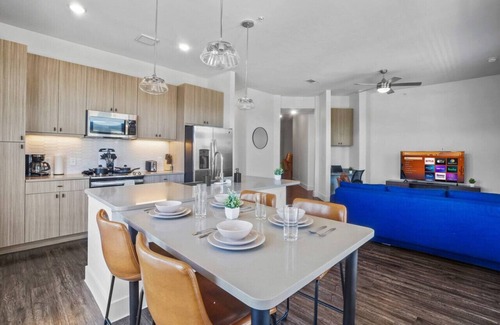 West Oak Hill Apartment | Luxurious New Unit|2Bd2Ba|Pool, Golf Sim