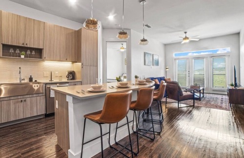 West Oak Hill Apartment | Luxurious New Unit|2Bd2Ba|Pool, Golf Sim