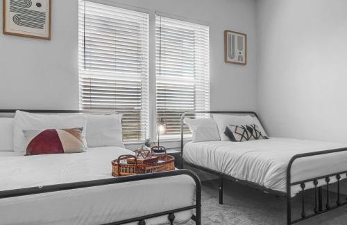 West Oak Hill Apartment | Luxurious New Unit 2Bd2Ba Pool, Golf Sim