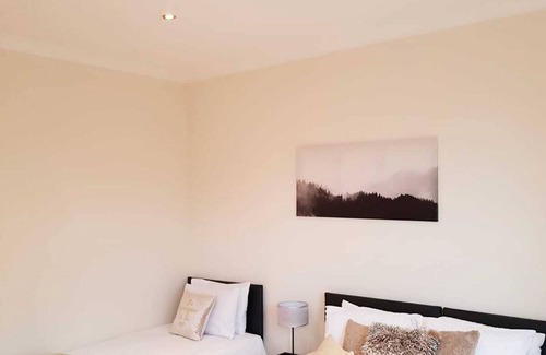 Ponders End Bed & Breakfast | Luxurious, Newly renovated rooms with high ceilings and great amenities