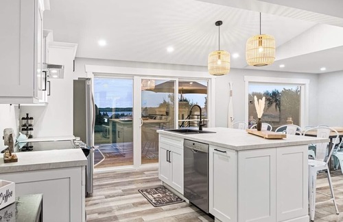 Cormierville House | Luxurious Oceanview beach house W/hot tub