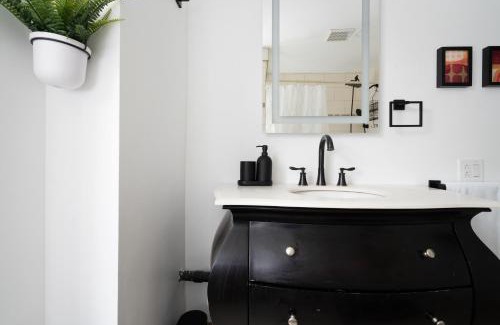 Ville-Marie Apartment | Luxurious Old Montreal Parking Patio 10 Guests