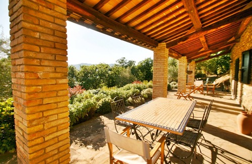 Lisciano Niccone Villa | Luxurious private villa with private pool and beautiful views, free wifi.
