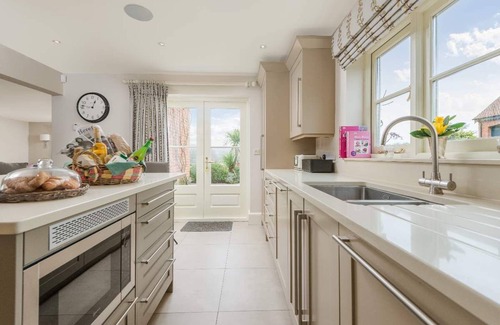 Woolhope House | Luxurious property with downstairs bedroom and wet room,large garden,games room