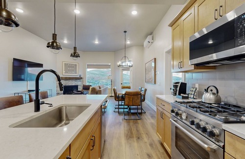 Park City Condo | Luxurious resort condo with pool, hot tub + mountain views