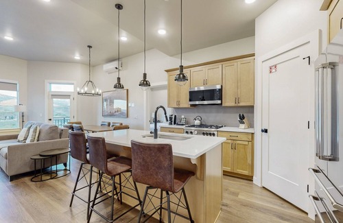 Park City Condo | Luxurious resort condo with pool, hot tub + mountain views