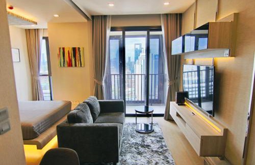 Khlong Toei Nuea Apartment | Luxurious & Romantic in the Heart of BKK. MRT/BTS!