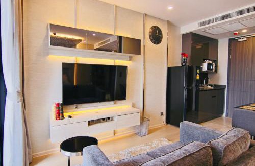 Khlong Toei Nuea Apartment | Luxurious & Romantic in the Heart of BKK. MRT/BTS!