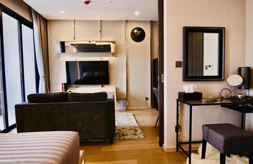 Khlong Toei Nuea Apartment | Luxurious & Romantic in the Heart of BKK. MRT/BTS!