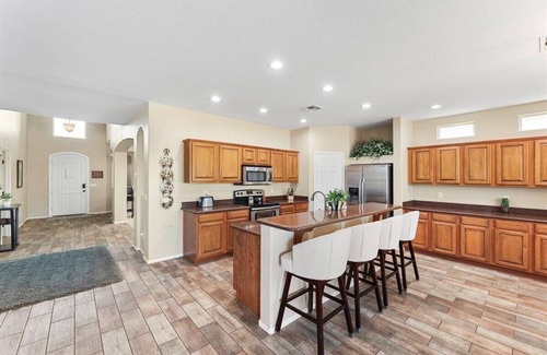 Sun City House | Luxurious, spacious 5-bedroom retreat with resort style backyard, near stadiums