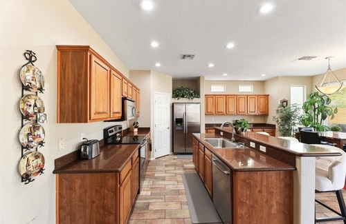 Sun City House | Luxurious, spacious 5-bedroom retreat with resort style backyard, near stadiums