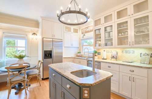 Newberg House | Luxurious, Spacious Pet-Friendly Home for Your Workcation In Wine Country