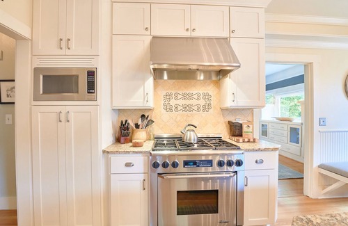 Newberg House | Luxurious, Spacious Pet-Friendly Home for Your Workcation In Wine Country
