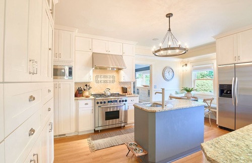 Newberg House | Luxurious, Spacious Pet-Friendly Home for Your Workcation In Wine Country