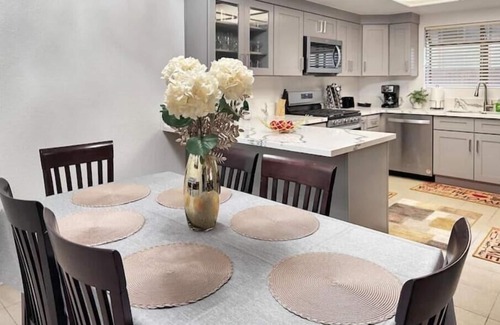 Hawthorne House | Luxurious spacious remodeled 2bd/2bth back house!
