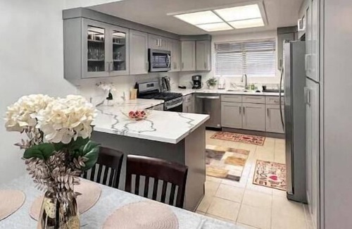Hawthorne House | Luxurious spacious remodeled 2bd/2bth back house!