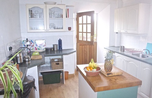 Chysauster House | Luxurious, spacious, sunny town house 3 mins walk to the sea.