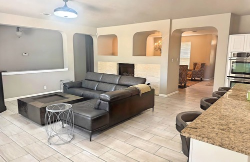 Wetmore House | Luxurious & Spacious 5-Bedroom Villa in Vibrant San Antonio