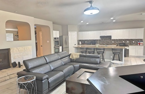 Wetmore House | Luxurious & Spacious 5-Bedroom Villa in Vibrant San Antonio