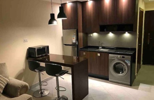 Al Swaifyeh Apartment | Luxurious studio 13 mins to downtown - few steps to great foods, cafes, shops