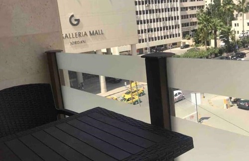 Al Swaifyeh Apartment | Luxurious studio 13 mins to downtown - few steps to great foods, cafes, shops