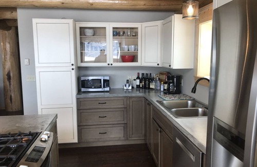 Polaris Cabin | Luxurious SW Montana Log Cabin near Maverick Mountain skiing & Elkhorn Hotspring