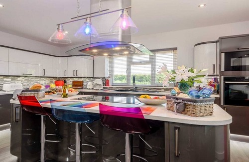 Horning Villa | Luxurious Villa - Hot Tub - Garden - 3 Bath - Pets