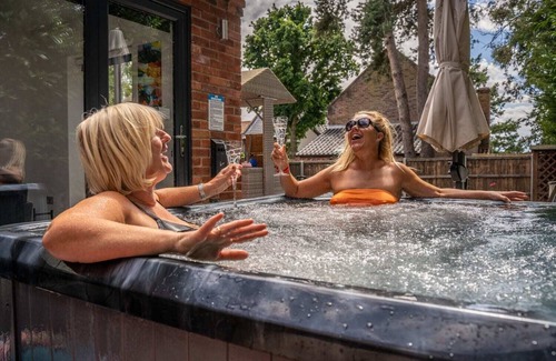 Horning Villa | Luxurious Villa - Hot Tub - Garden - 3 Bath - Pets