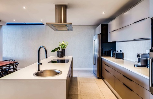 Green Point Villa | Luxurious Villa w Sea & City Views Splendor Views