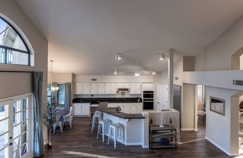 The Islands House | Luxurious Waterfront 5 Bedroom Home with Private Boat and Dock