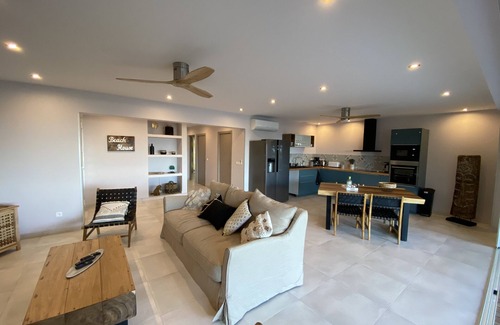 Orient Bay Apartment | Luxurious waterfront Grand T3 on the beach of Orient Bay, swimming pool