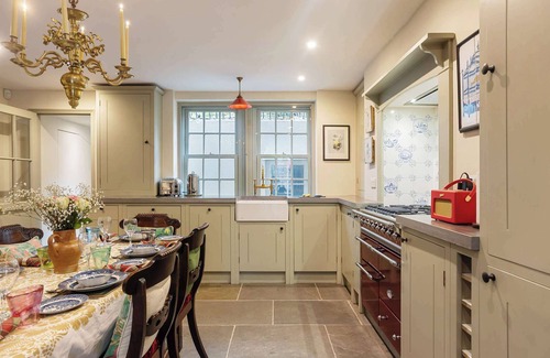 Bow House | Luxury 1820s Georgian Home · 5-Min Walk to Station