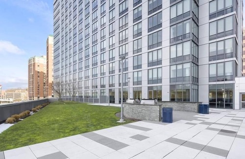 White Plains Apartment | Luxury 1BR in Downtown | Full Kitchen | W&D