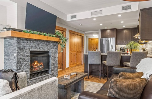 Canmore Condo | Luxury 1BR King Suite Hot Tub Couples Retreat Walk Main St Bridgette Bar