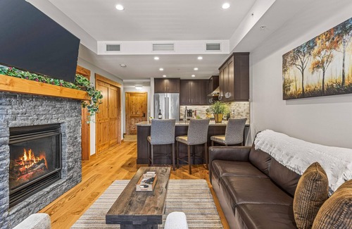Canmore Condo | Luxury 1BR King Suite Hot Tub Couples Retreat Walk Main St Bridgette Bar