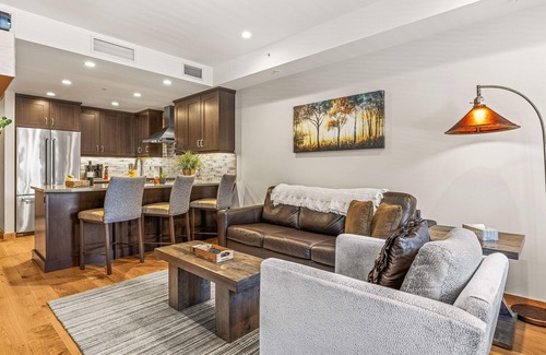 Canmore Condo | Luxury 1BR King Suite Hot Tub Couples Retreat Walk Main St Bridgette Bar