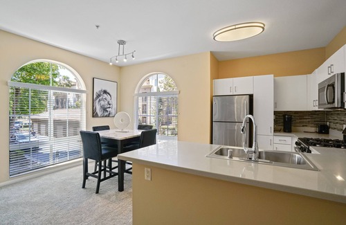 Anaheim Resort Apartment | Luxury 2-BD/BA Apt! 5 Mins to Disney ! Angel Stadium! Honda Center! The Outlets!