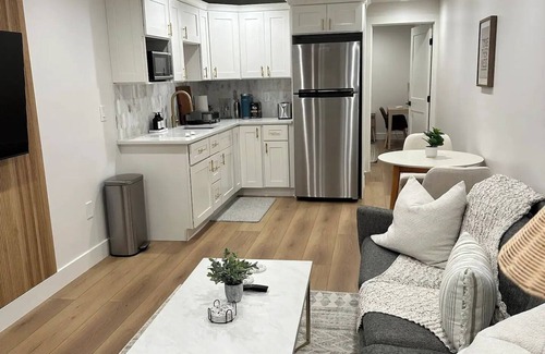 Herndon House | Luxury 2 Bed 1 Bath in Herndonnn