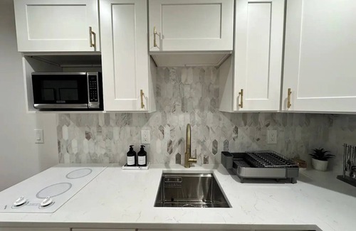 Herndon House | Luxury 2 Bed 1 Bath in Herndonnn