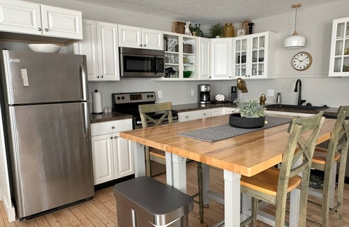 Northport House | Luxury 2 bed apt in Northport! Walk to everything (next door to Plover apt)