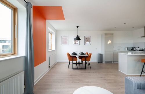 Milton Keynes Apartment | Luxury 2 bed, Central, Free Parking, Smart TV