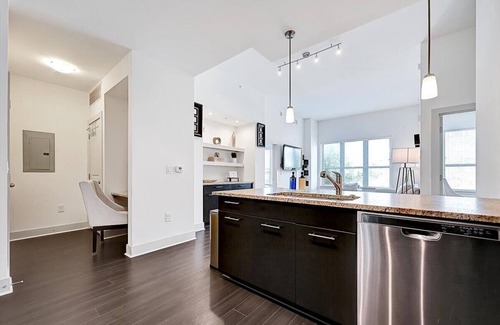 King of Prussia Apartment | Luxury 2 bedroom in King of Prussia, walking distance to Children's Hospital