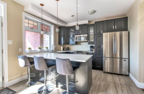 Cote-Des-Neiges—Notre-Dame-De-Grace Apartment | Luxury 2 bedroom, 2 bath condo , 2 balconies, hi speed WIFI with FREE parking