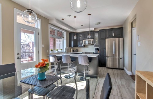 Cote-Des-Neiges—Notre-Dame-De-Grace Apartment | Luxury 2 bedroom, 2 bath condo , 2 balconies, hi speed WIFI with FREE parking