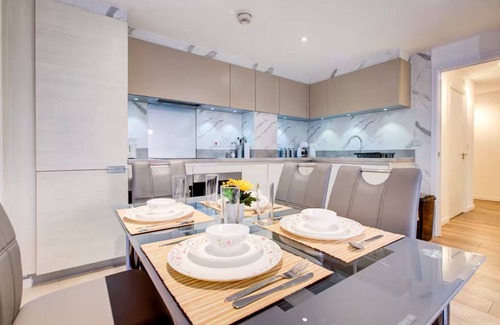 Canning Town Apartment | Luxury 2 Bedroom 2 Bathroom w/Balcony, Free Parking, 10 mins to Excel London