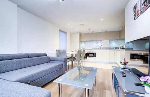 Canning Town Apartment | Luxury 2 Bedroom 2 Bathroom w/Balcony, Free Parking, 10 mins to Excel London